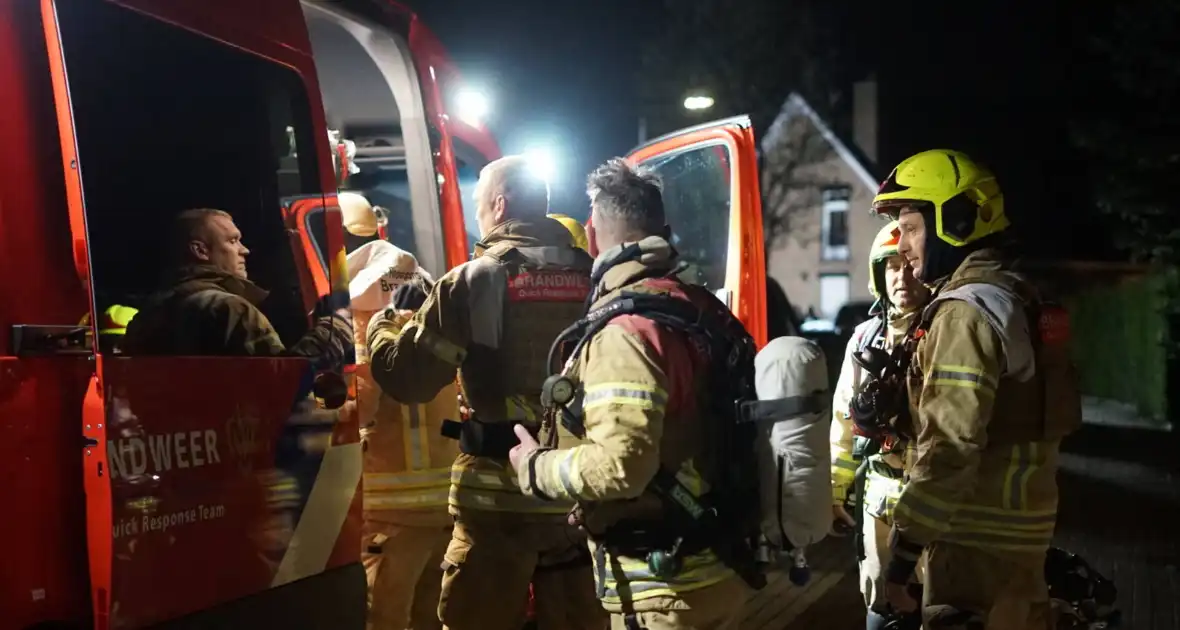 Man zit gewond op dak van schuur na mogelijk steekincident - Foto 22