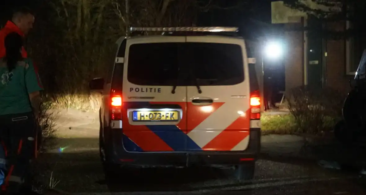 Man zit gewond op dak van schuur na mogelijk steekincident - Foto 3