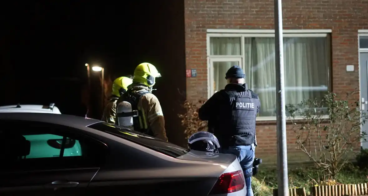Man zit gewond op dak van schuur na mogelijk steekincident - Foto 4