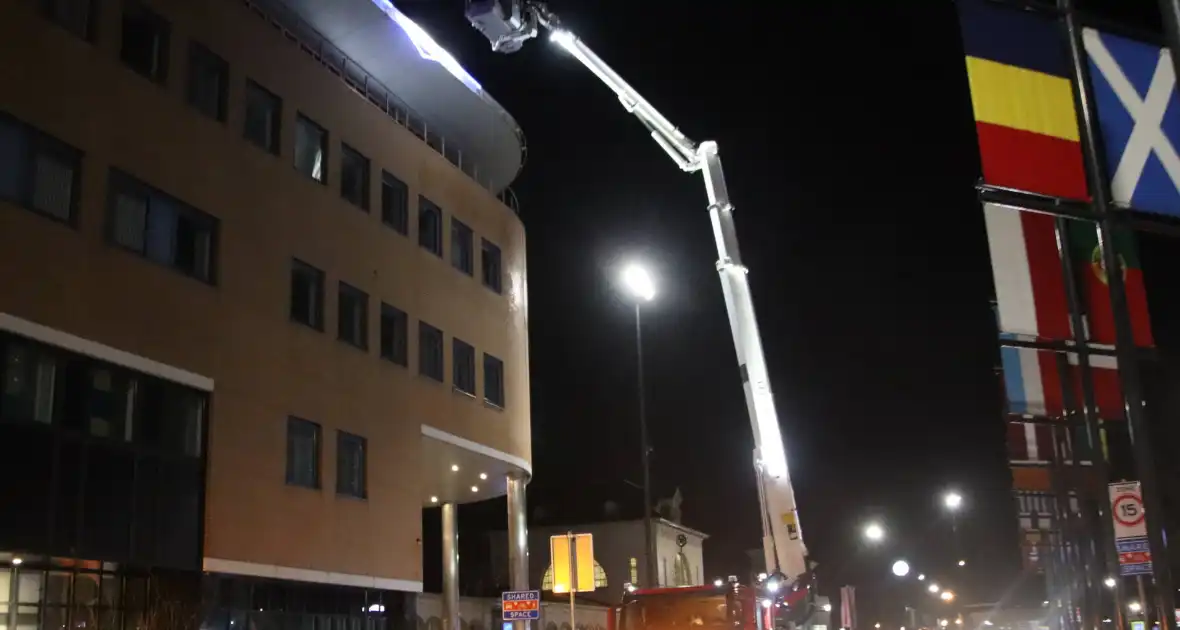 Brandweer ingezet voor loshangende verlichting - Foto 14