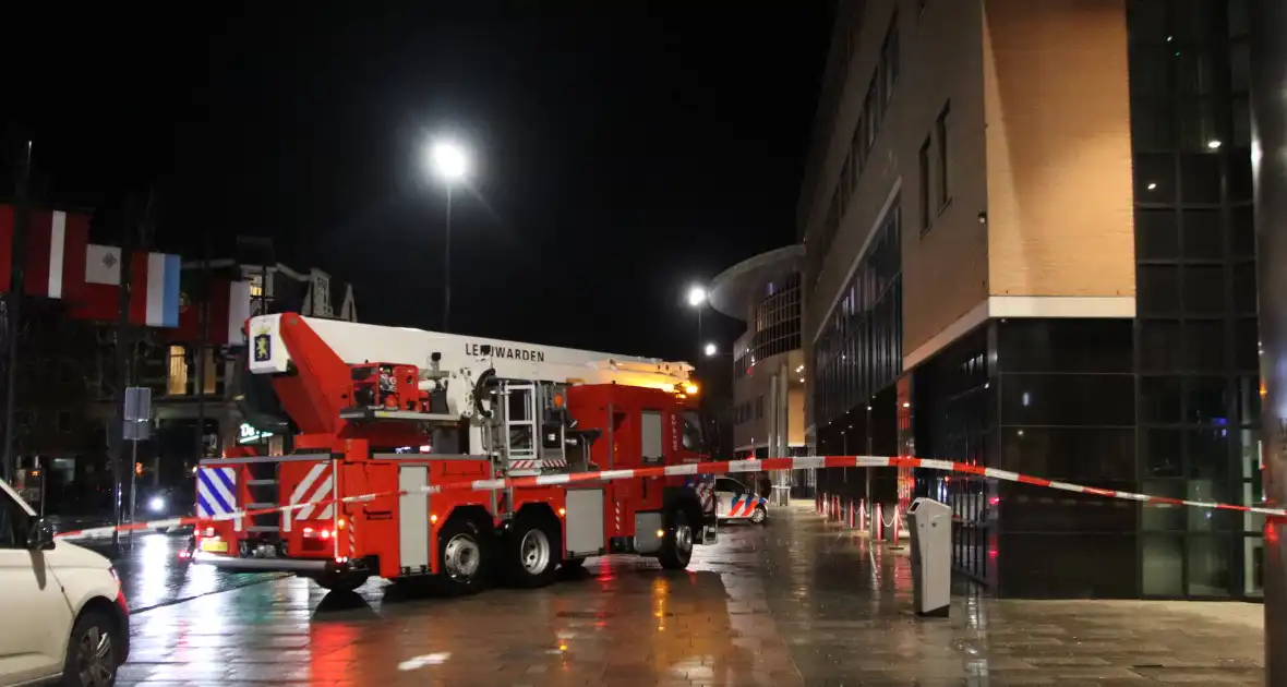 Brandweer ingezet voor loshangende verlichting - Foto 8