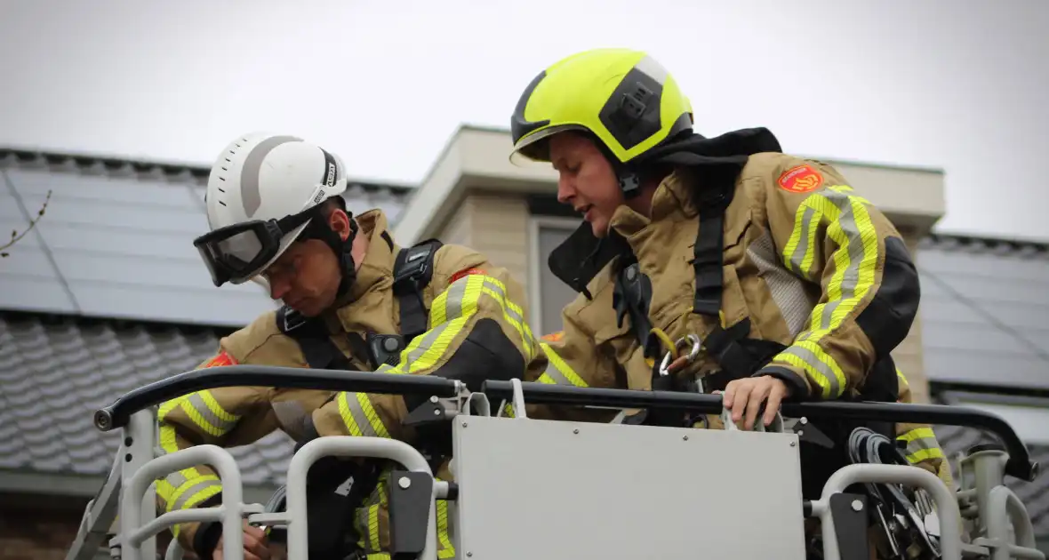 Brandweer zet loshangende zonnescherm vast - Foto 10