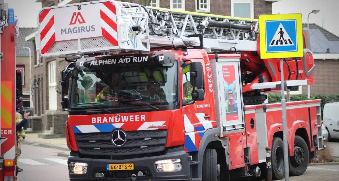 Brandweer zet loshangende zonnescherm vast - Foto 2