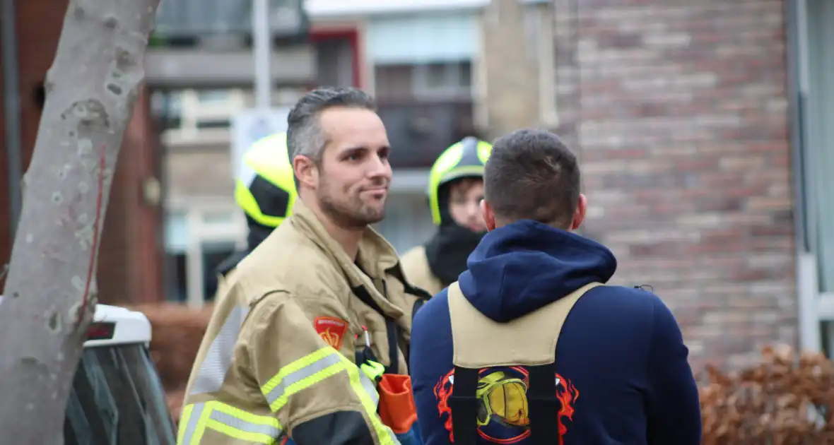 Brandweer zet loshangende zonnescherm vast - Foto 4