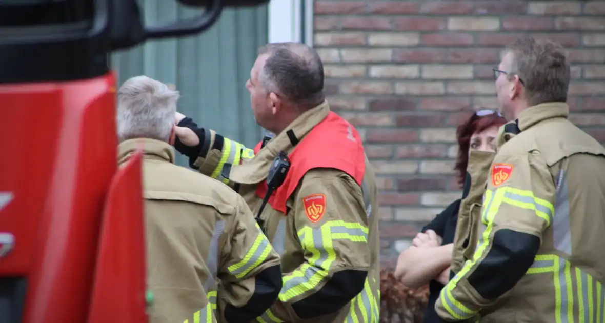 Brandweer zet loshangende zonnescherm vast - Foto 5