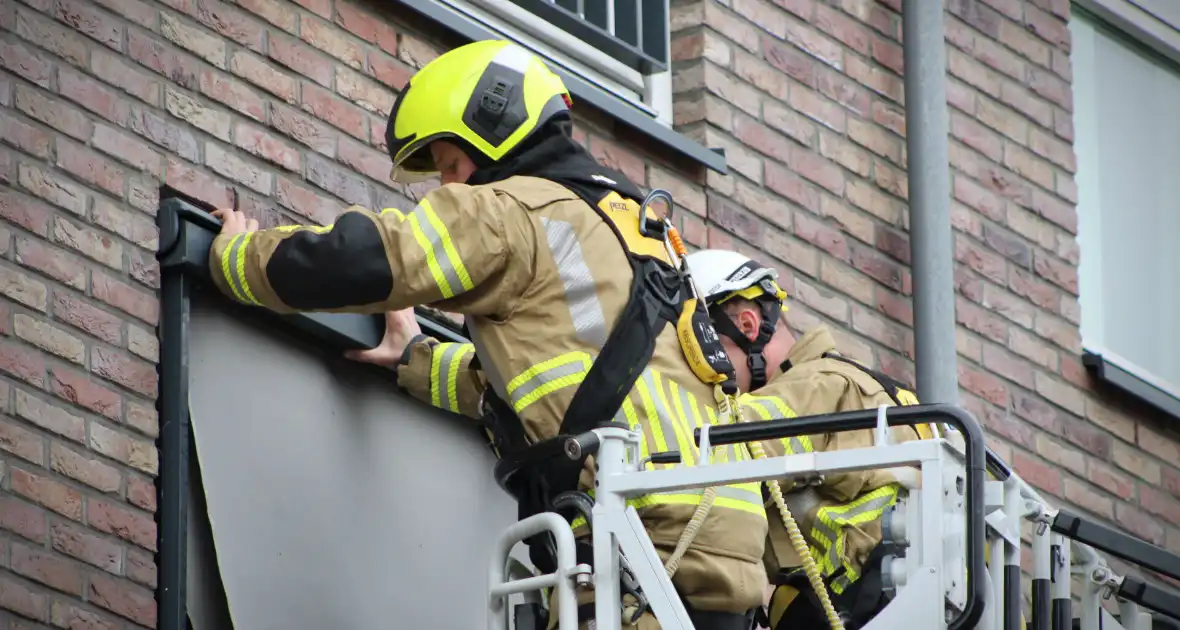 Brandweer zet loshangende zonnescherm vast - Foto 6