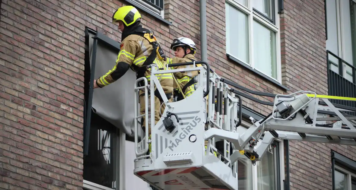 Brandweer zet loshangende zonnescherm vast - Foto 7