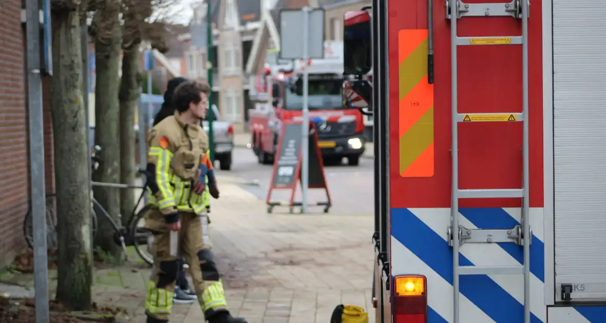 Brandweer zet loshangende zonnescherm vast - Foto 8