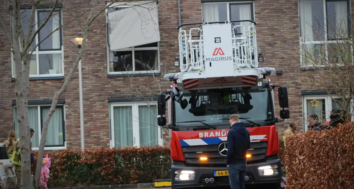 Brandweer zet loshangende zonnescherm vast - Foto 9