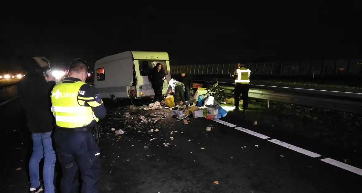 Ravage op snelweg door ongeval met caravan