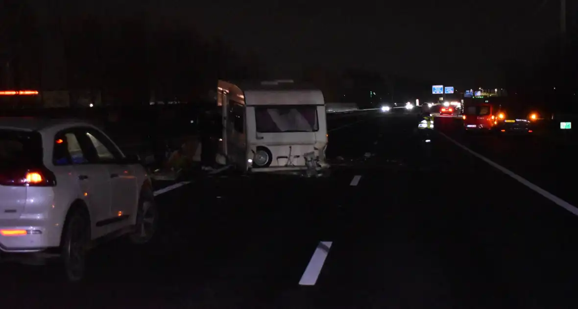 Ravage op snelweg door ongeval met caravan - Foto 2