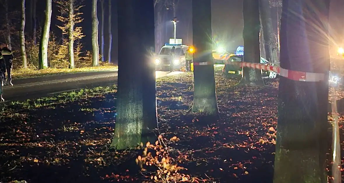 Persoon zwaargewond bij botsing met boom