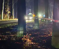 Persoon overleden bij botsing met boom