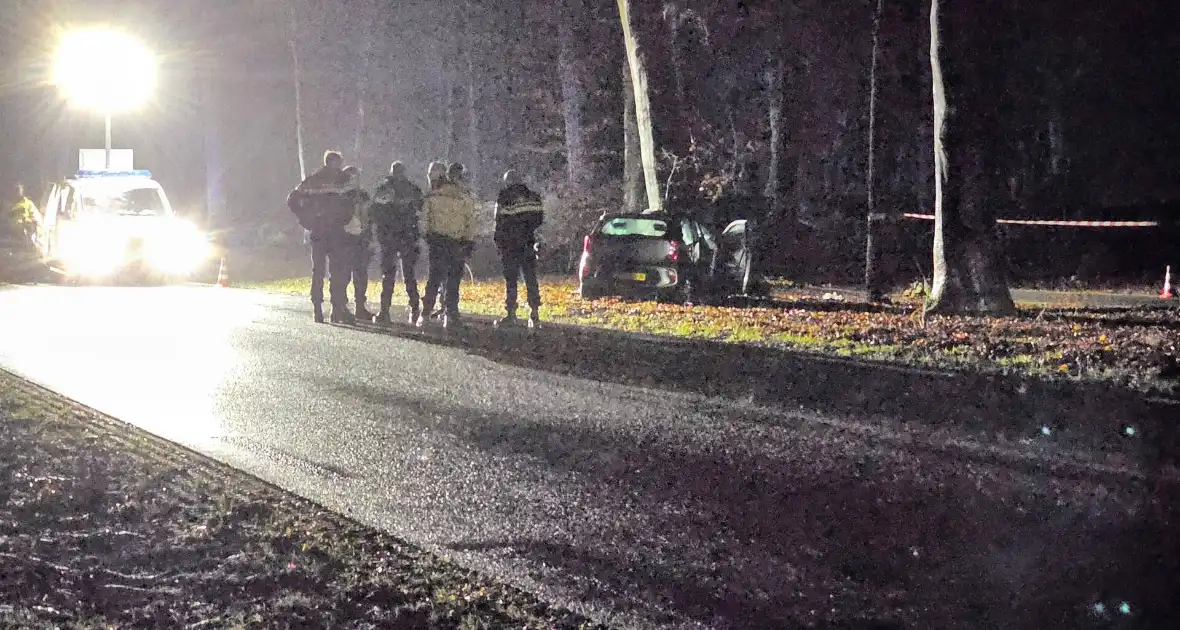 Persoon zwaargewond bij botsing met boom - Foto 2