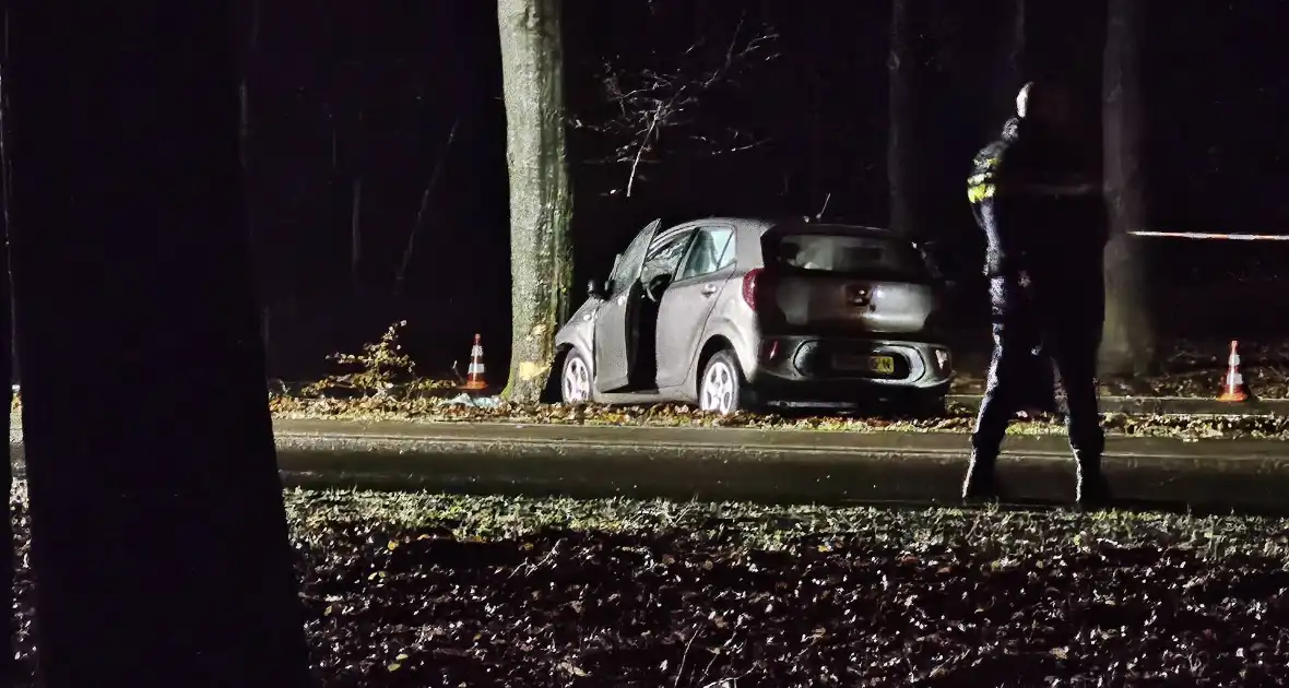 Persoon zwaargewond bij botsing met boom - Foto 4