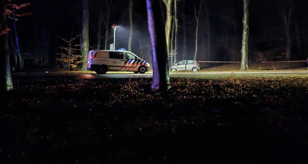 Persoon zwaargewond bij botsing met boom - Foto 5