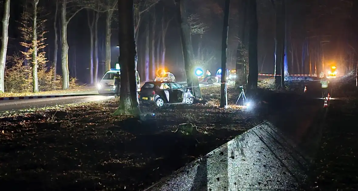 Persoon zwaargewond bij botsing met boom - Foto 6