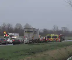 Meerdere voertuigen botsen en trailer raakt los