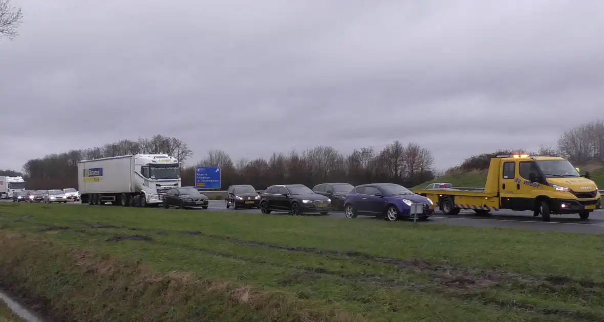 Meerdere voertuigen botsen op losgeraakte trailer - Foto 6