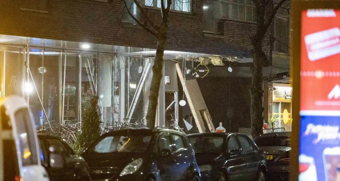 Veel schade door plofkraak bij geldautomaat - Foto 1