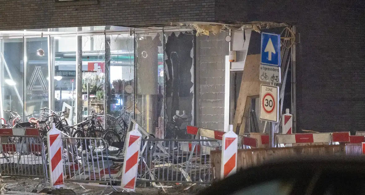 Veel schade door plofkraak bij geldautomaat - Foto 4