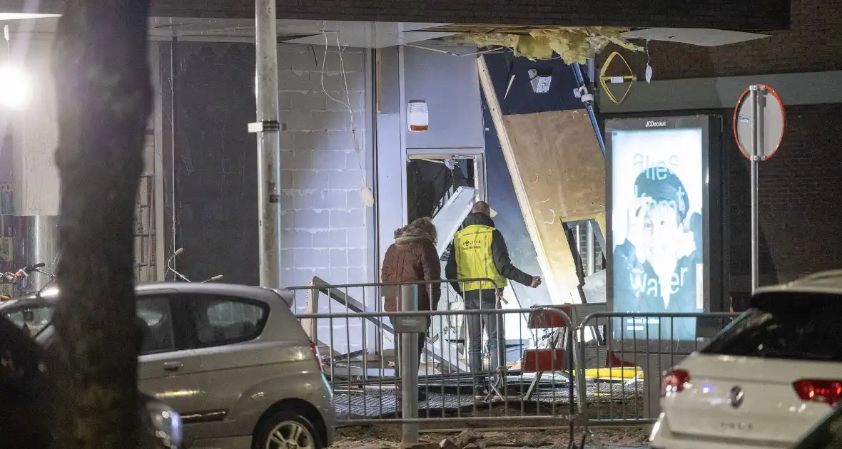 Veel schade door plofkraak bij geldautomaat - Foto 6