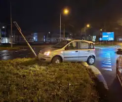 Automobilist neemt bocht te kort en rijdt tegen verkeersbord