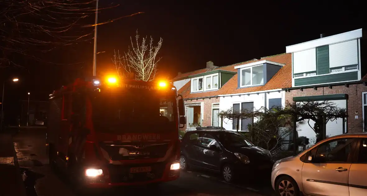 Nok van woning waait los door harde wind - Foto 1