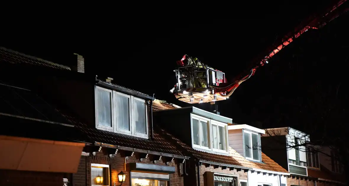 Nok van woning waait los door harde wind - Foto 2