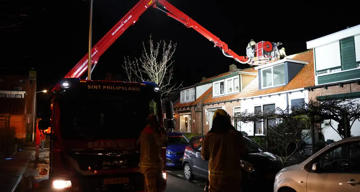 Nok van woning waait los door harde wind - Foto 4