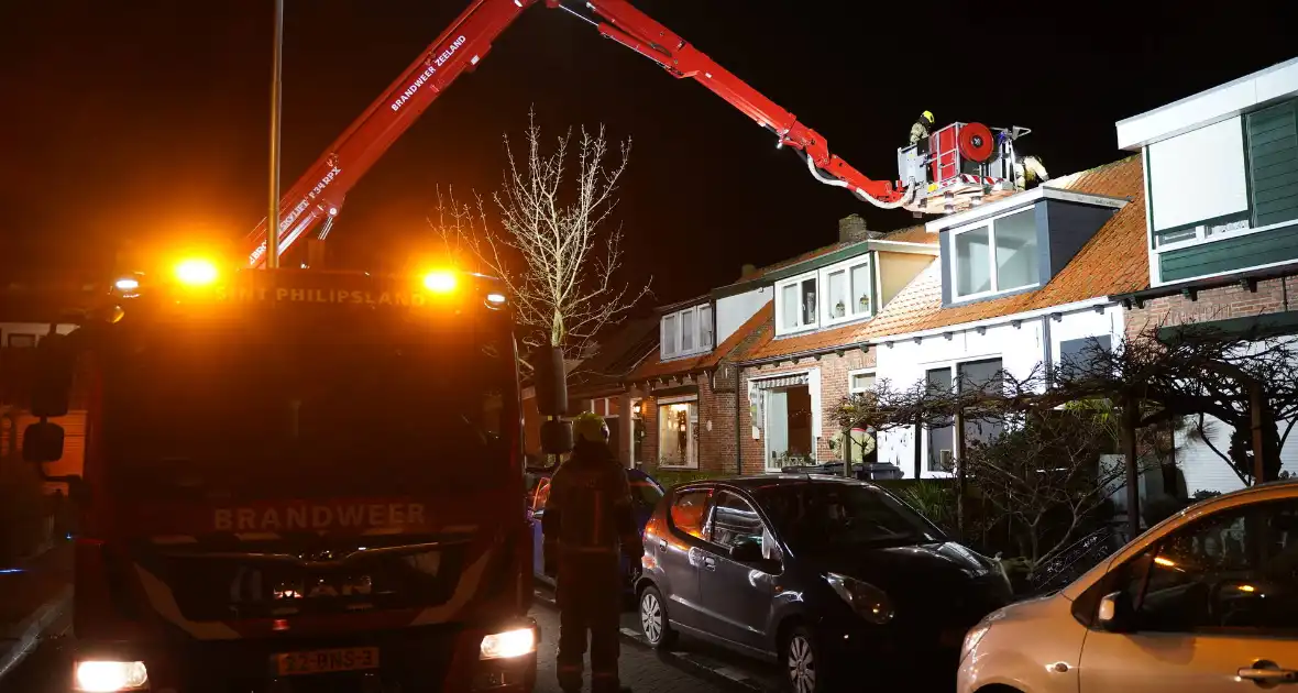 Nok van woning waait los door harde wind - Foto 5