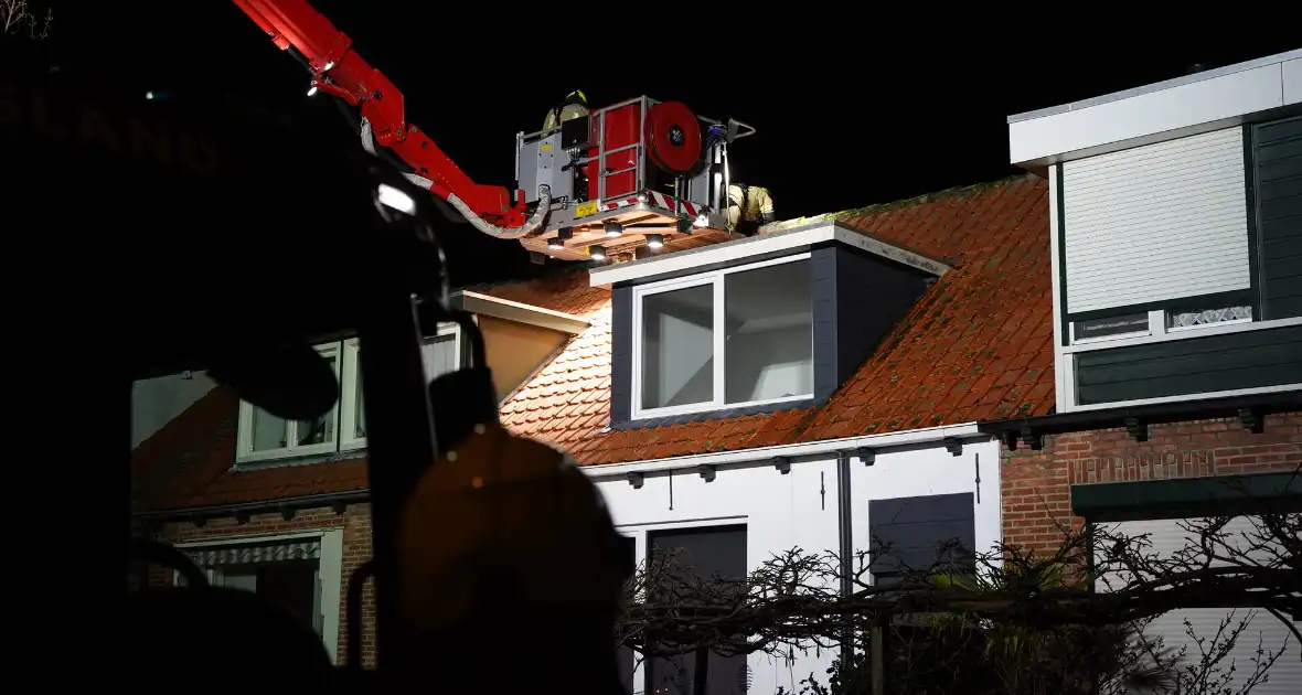 Nok van woning waait los door harde wind - Foto 7