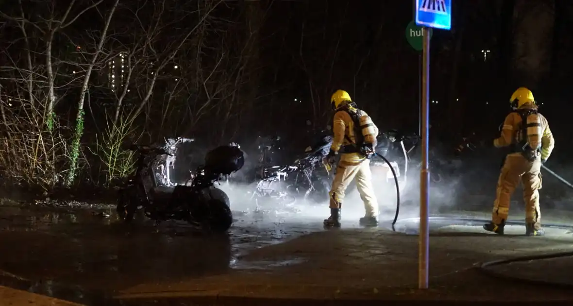 Meerdere deelscooters uitgebrand - Foto 1