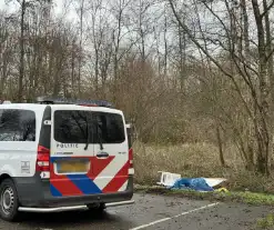 Meerdere vaten en afval gevonden bij parkeerplaats