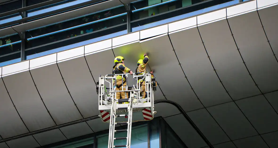 Loszittende gevelplaat bij gebouw van mboRijnland