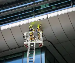 Loszittende gevelplaat bij gebouw van mboRijnland