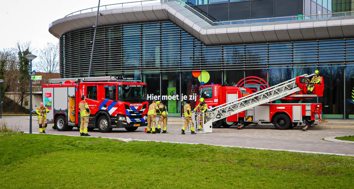 Loszittende gevelplaat bij gebouw van mboRijnland - Foto 2