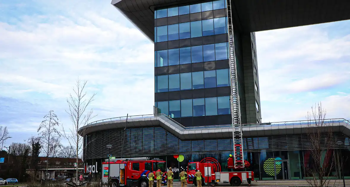 Loszittende gevelplaat bij gebouw van mboRijnland - Foto 5