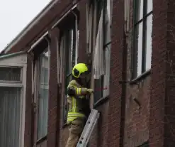 Ruit van gebouw gesprongen, brandweer ingezet