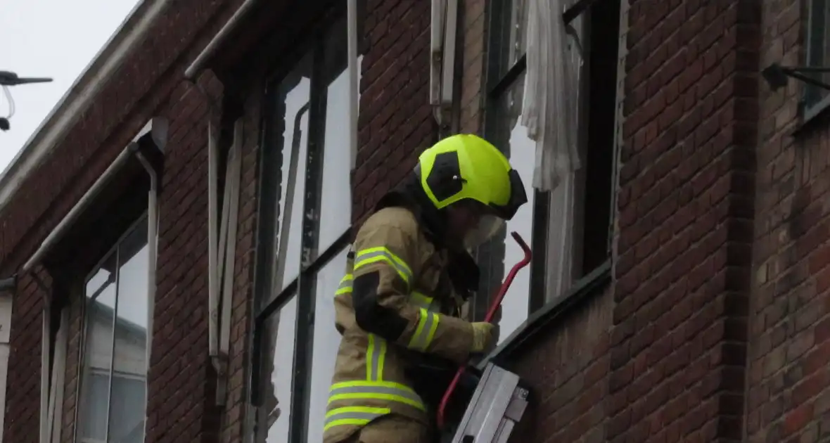 Ruit van gebouw gesprongen, brandweer ingezet - Foto 3