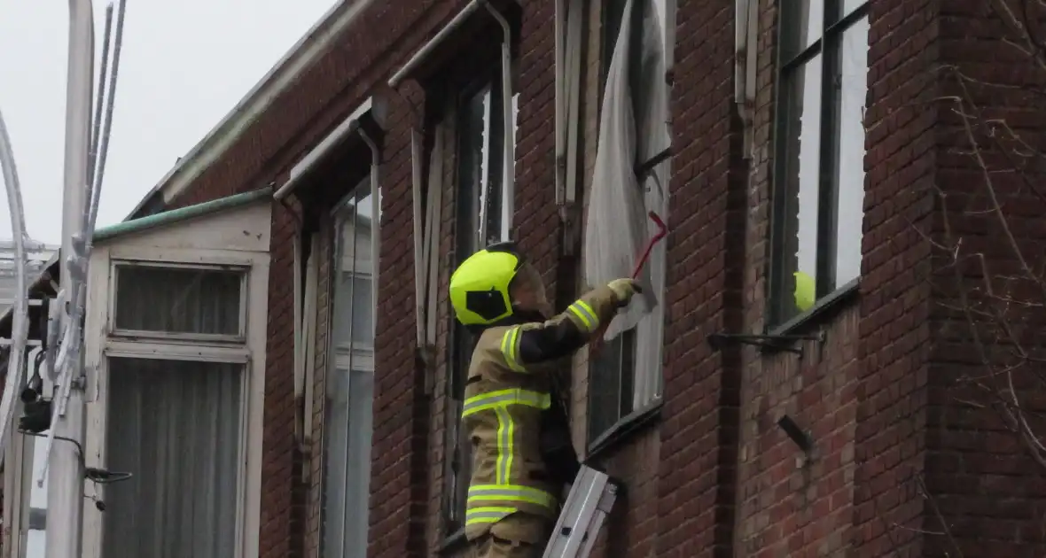 Ruit van gebouw gesprongen, brandweer ingezet - Foto 7