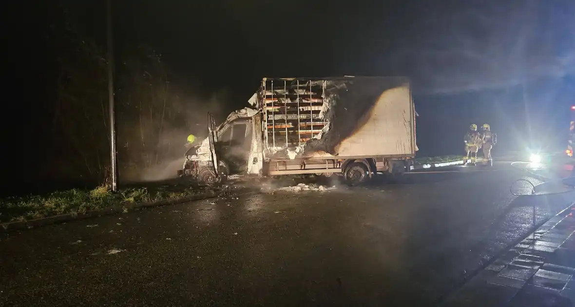 Bakwagen brandt volledig uit