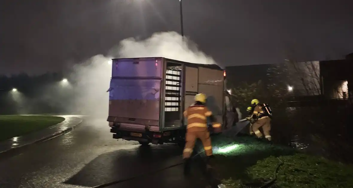 Bakwagen brandt volledig uit - Foto 2