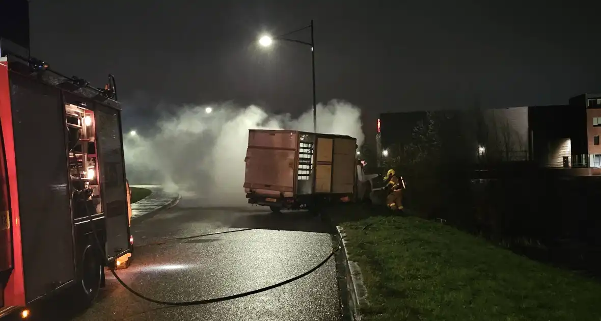 Bakwagen brandt volledig uit - Foto 3