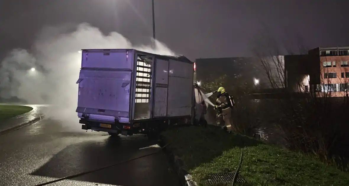 Bakwagen brandt volledig uit - Foto 5