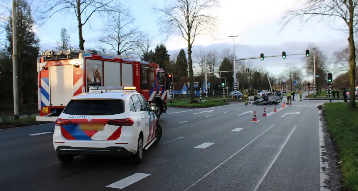 Auto belandt op zijn kop en vliegt in brand