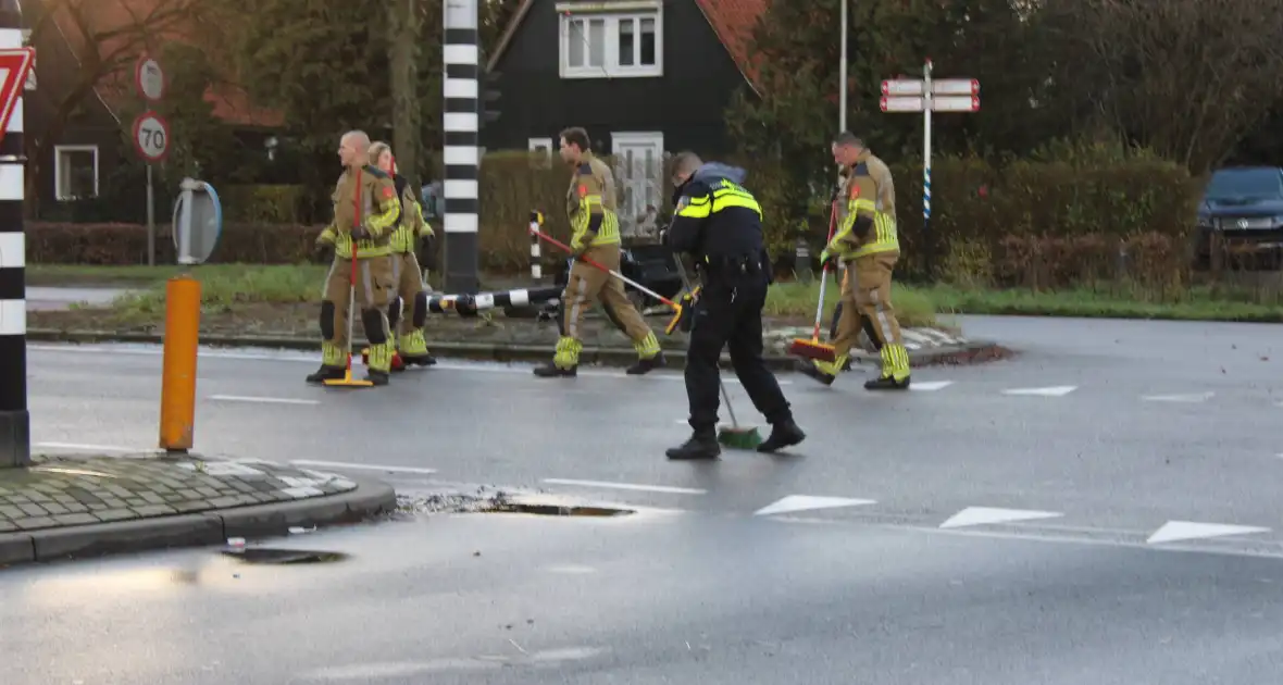 Auto belandt op zijn kop en vliegt in brand - Foto 1