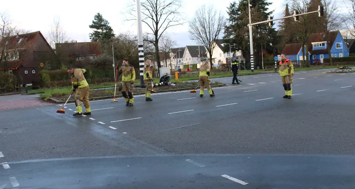 Auto belandt op zijn kop en vliegt in brand - Foto 10