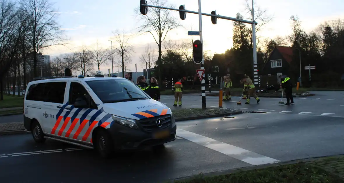 Auto belandt op zijn kop en vliegt in brand - Foto 11