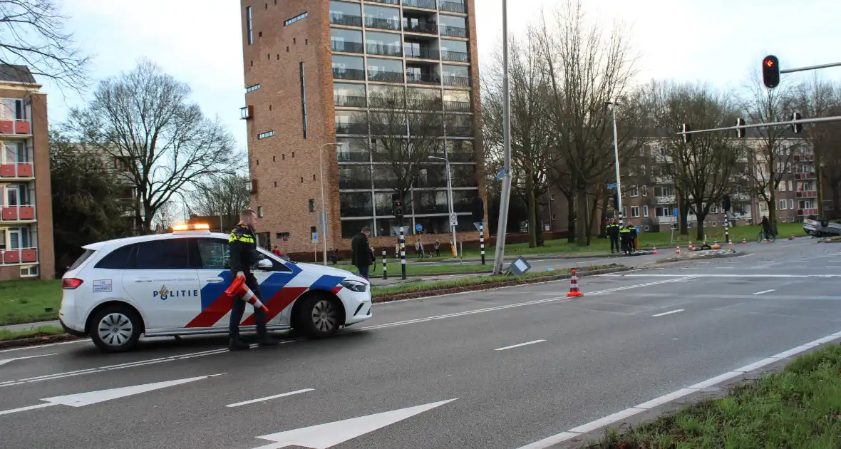 Auto belandt op zijn kop en vliegt in brand - Foto 12